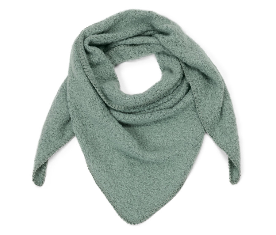 Açık yeşil renkli, buklet görünümlü üçgen bir eşarp beyaz bir arka plan üzerinde duruyor.