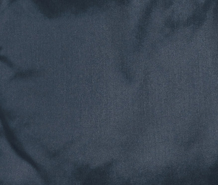 Açık fermuarlı mavi kapitone montun yakın çekimi.