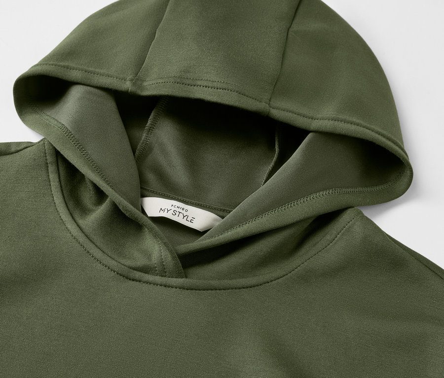 Modal karışımından koyu yeşil kapüşonlu sweatshirt'ün detayı.