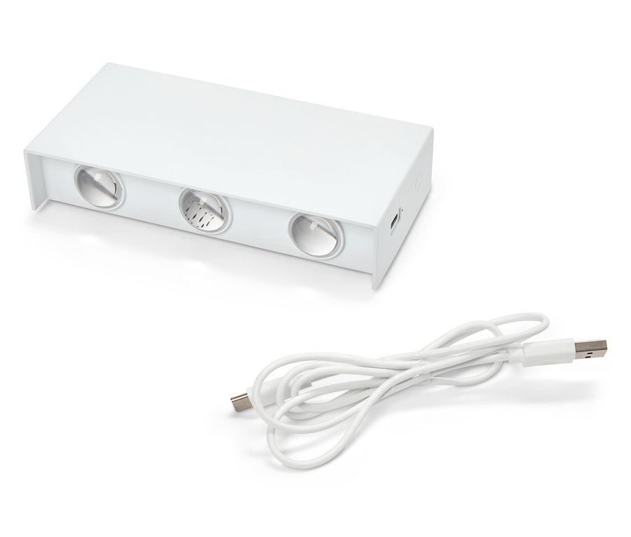 Beyaz arka planda üç ampullü beyaz dikdörtgen lamba ve beyaz USB kablosu.