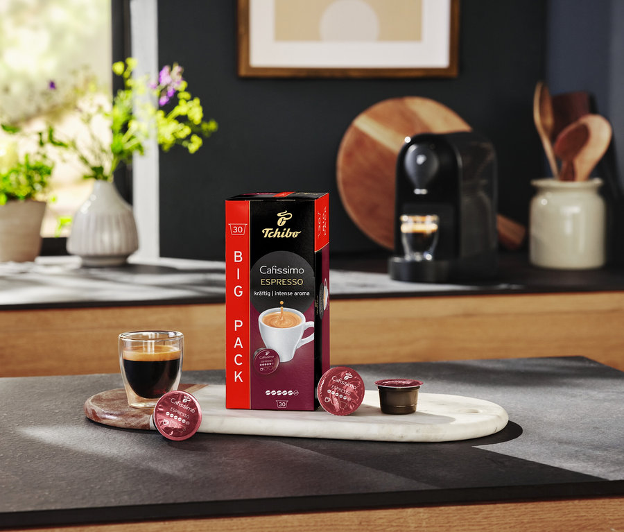 Mermer bir tepside bir bardak espresso, bir paket Cafissimo Espresso ve kapsüller duruyor.
