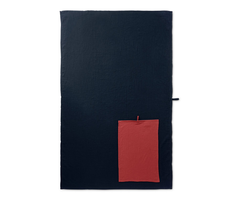 İki adet müslin havlu, biri lacivert ve biri kırmızı, beyaz bir arka plan üzerinde duruyor.