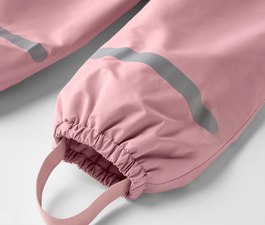 Gümüş rengi reflektörlü şeridi ve elastik paçası olan pembe çocuk termal yağmur pantolonunun detayı.