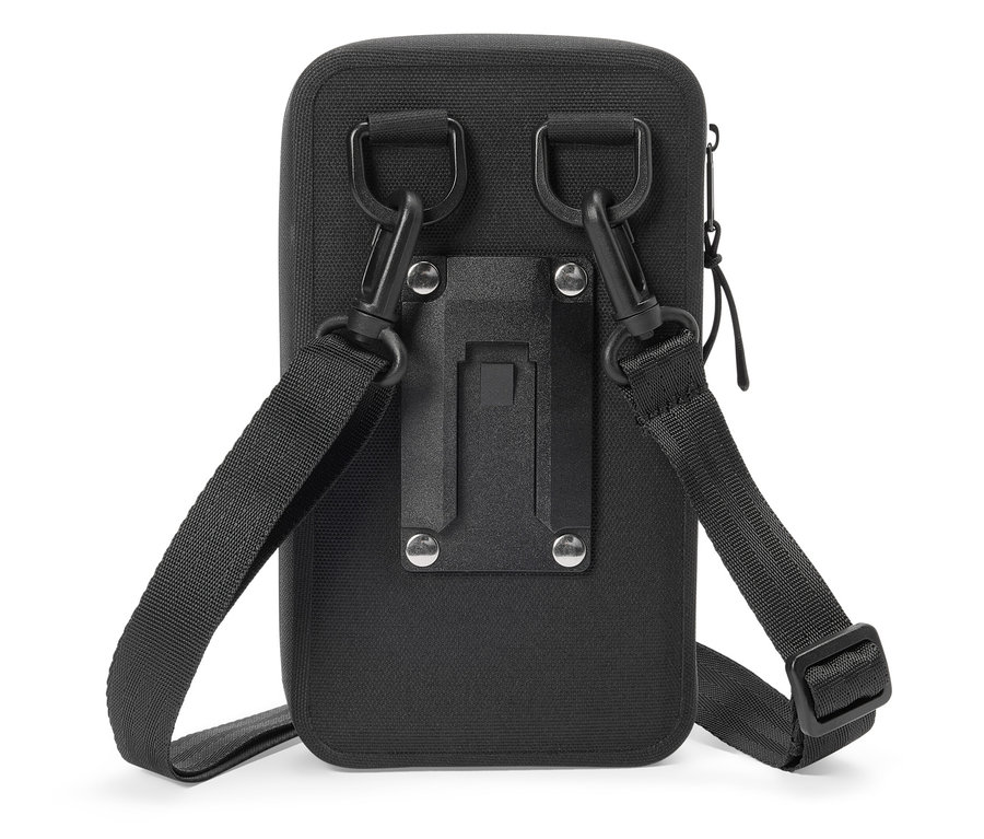 Arka tarafında taşıma kayışı ve montaj elemanları bulunan siyah çanta.