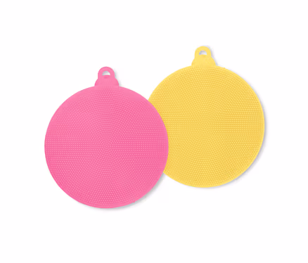 Pembe ve sarı yuvarlak silikon yüz peelingi pedi üst üste duruyor.