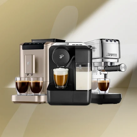 Üç kahve makinesi: solda iki sade kahveli altın rengi otomatik makine, ortada süt hazneli ve bir latteli siyah otomatik makine, sağda bir sade kahveli krom espresso makinesi.