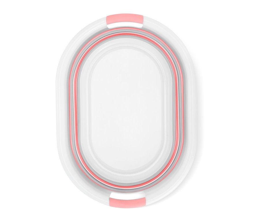 Katlanmış beyaz bir çamaşır sepetinin yukarıdan görünümü. Pembe detaylı katlanabilen çamaşır sepeti.