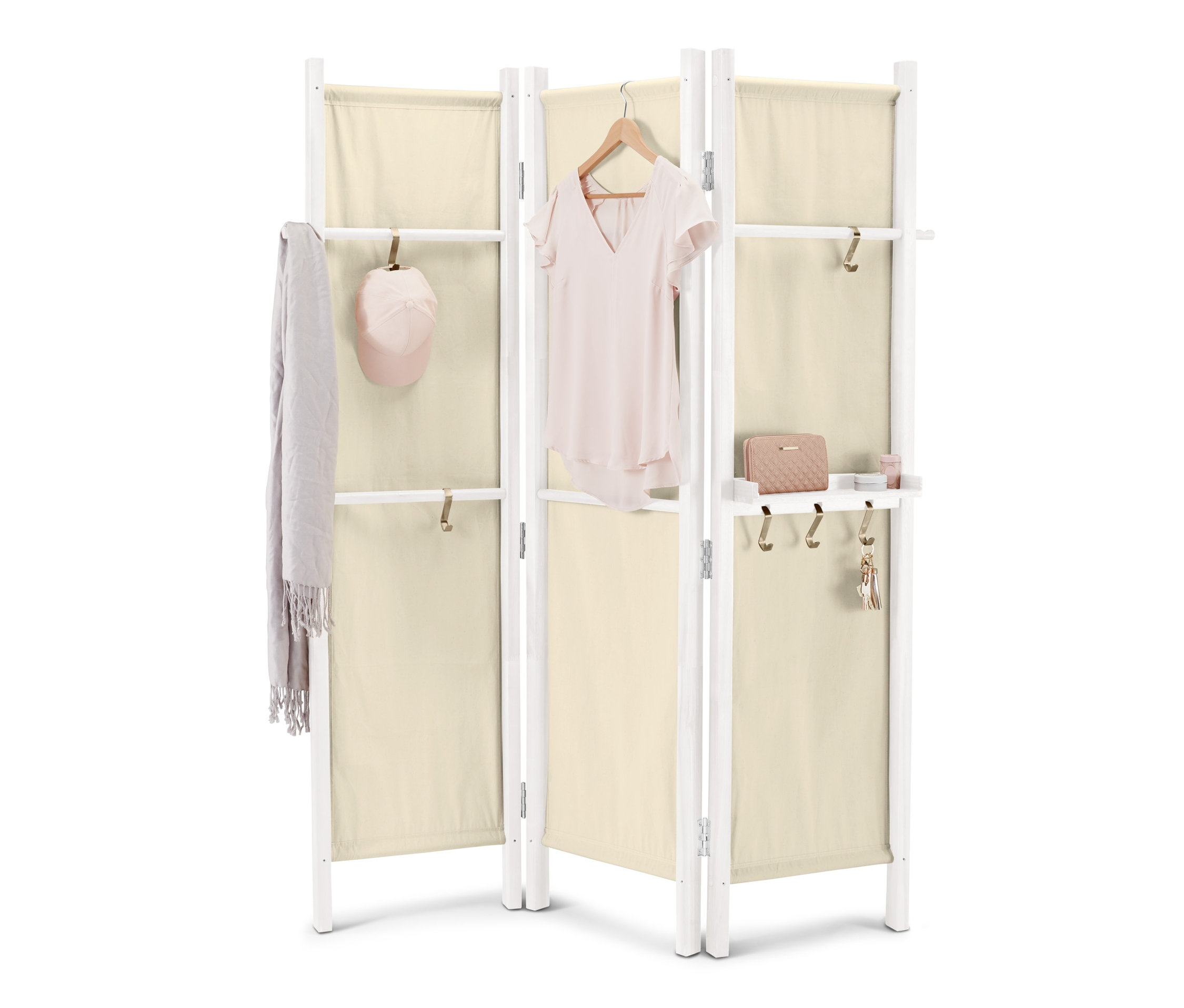 Üzerinde giysi ve aksesuarlar asılı olan bej kumaşlı beyaz bir paravan.