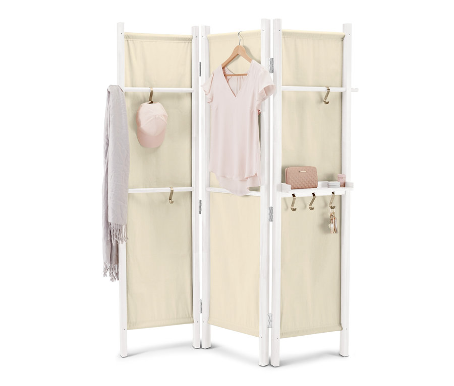 Üzerinde giysi ve aksesuarlar asılı olan bej kumaşlı beyaz bir paravan.