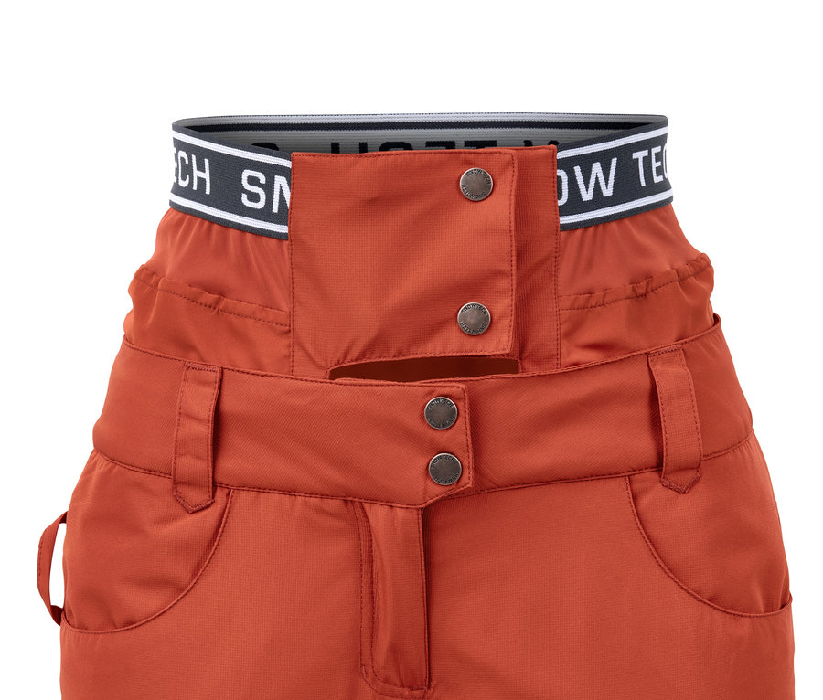 Turuncu kayak ve snowboard pantolonu, çıtçıtlı kapamalı ve yazılı lastikli belli.