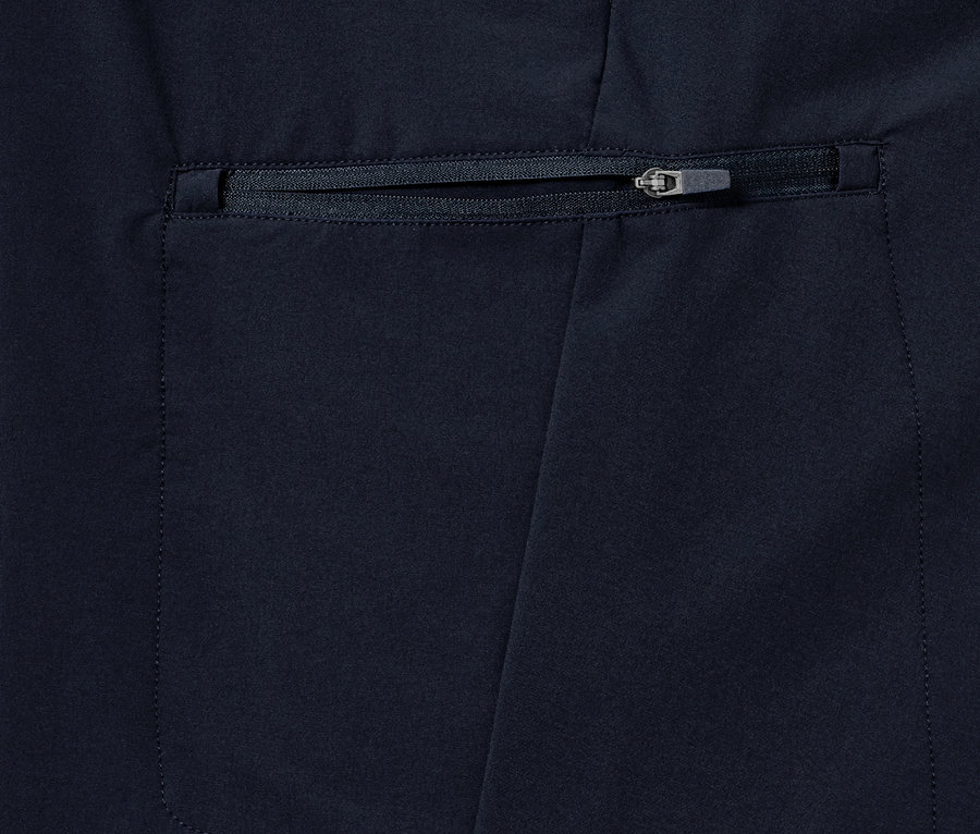 Cepli softshell outdoor pantolonun detayı.
