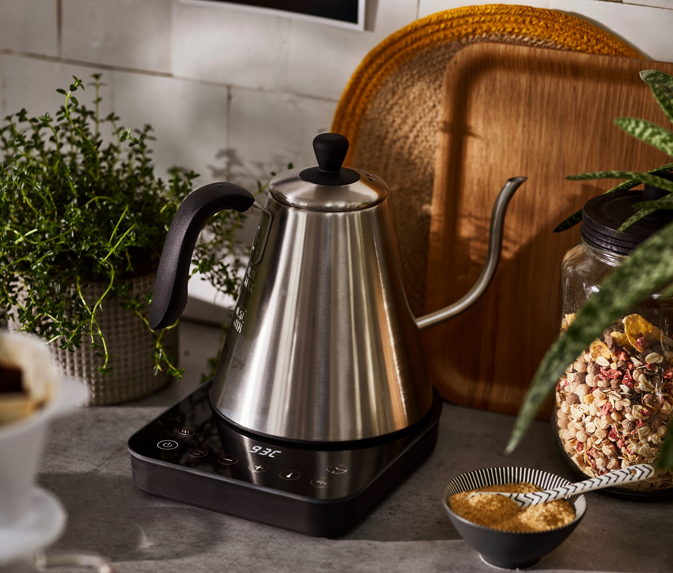 Elektrikli su ısıtıcısı bir tabanın üzerinde duruyor