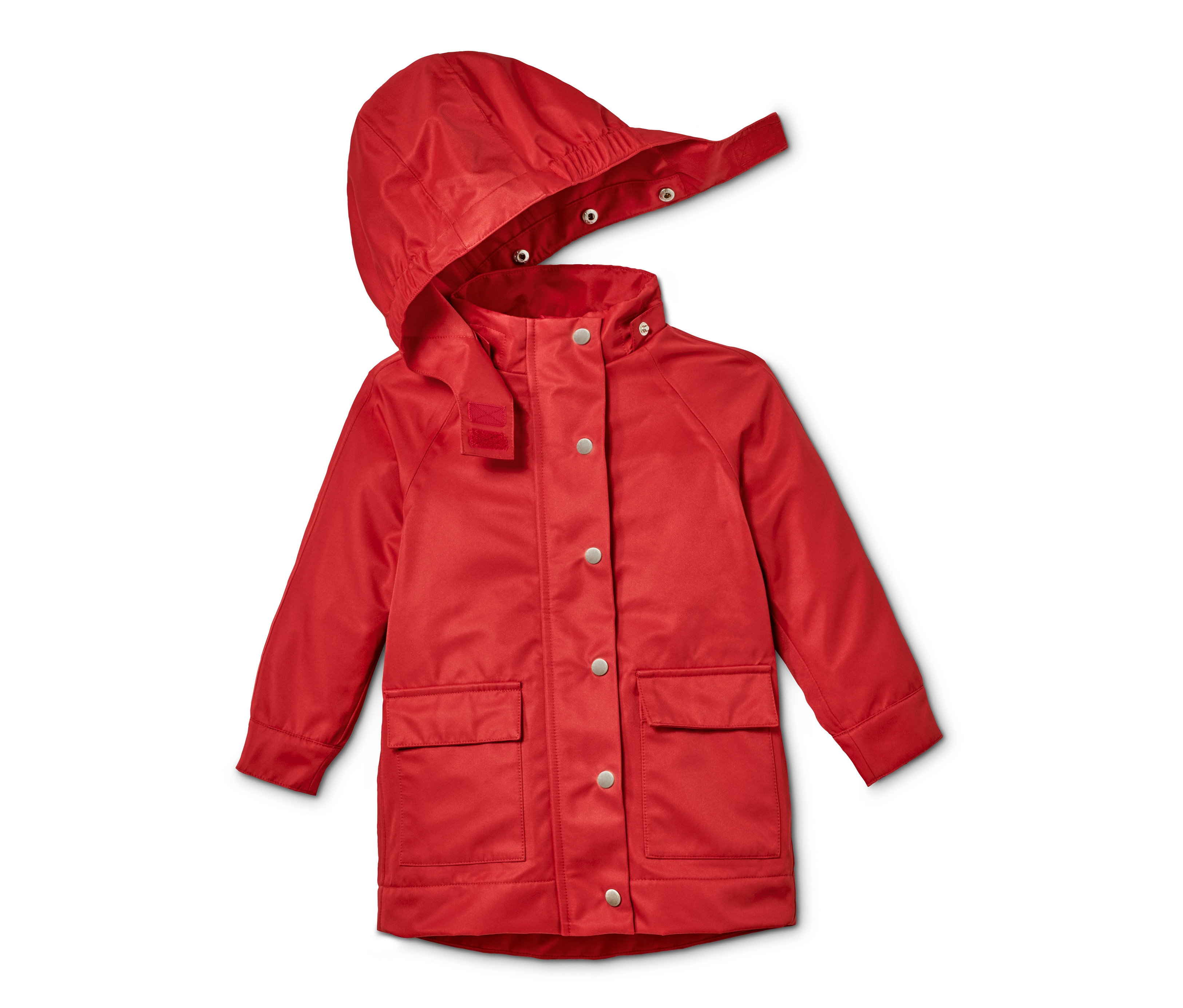Kapüşonlu ve gümüş düğmeli kırmızı yağmurluk.