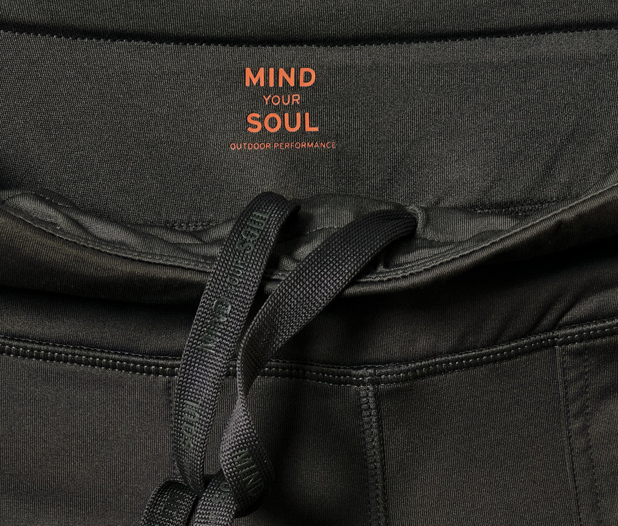 MIND YOUR SOUL yazılı Outdoor Termal Tayt'ın yakın çekim görüntüsü.