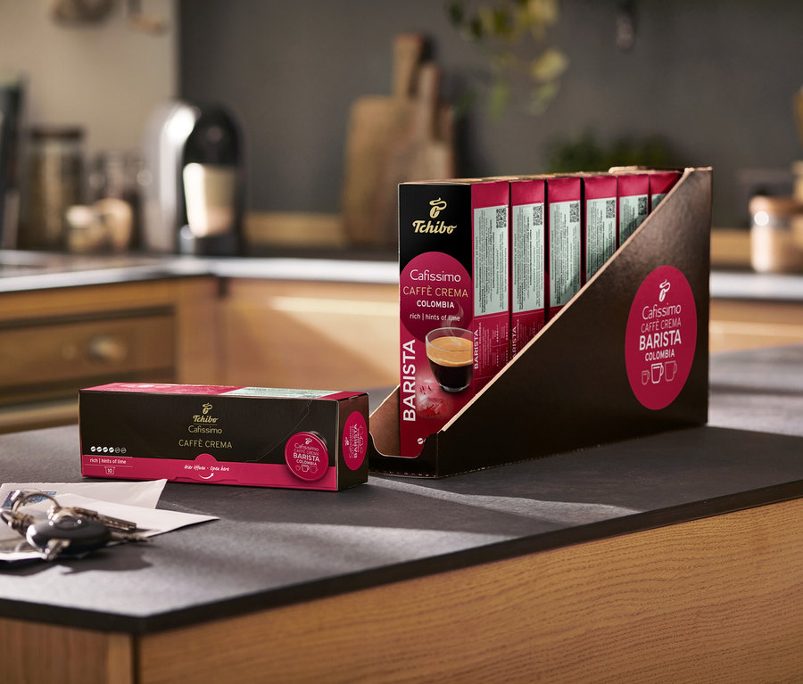Mutfak tezgahında bir paket Cafissimo Latte Crema Barista kapsülü.