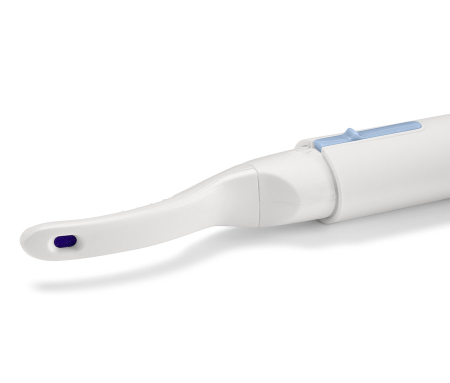 Mavi sürgüsü olan beyaz, ısıtmalı kirpik kıvırıcı yakın çekim.