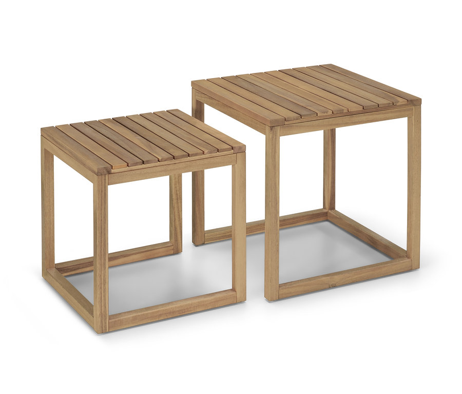 Beyaz bir arka plan üzerinde iki adet akasya ağacından yapılmış »Lenja« yan sehpa