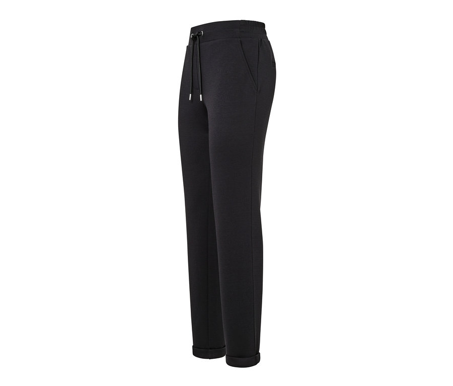 Siyah jogger pantolon.