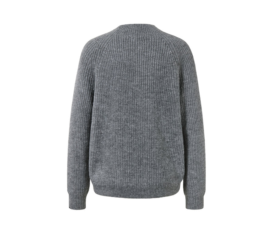Dik yaka, kırçıllı gri örgü kazağın yakın çekim detayı.