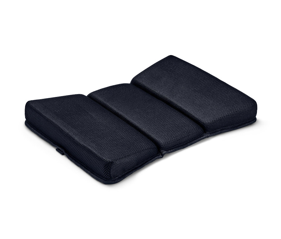 Beyaz arka planda hafızalı süngerli bel yastığı.