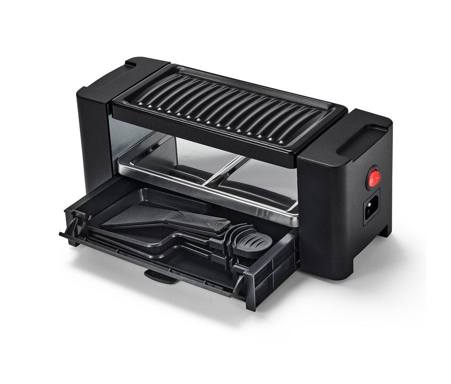 Çekmecesi ve aksesuarları açık olan siyah, iki kişilik raclette ızgarası.