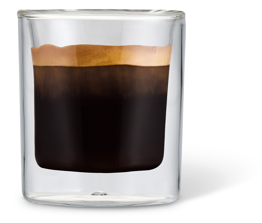 Çift cidarlı 2 Espresso Bardağı içinde espressonun yakın çekimi.