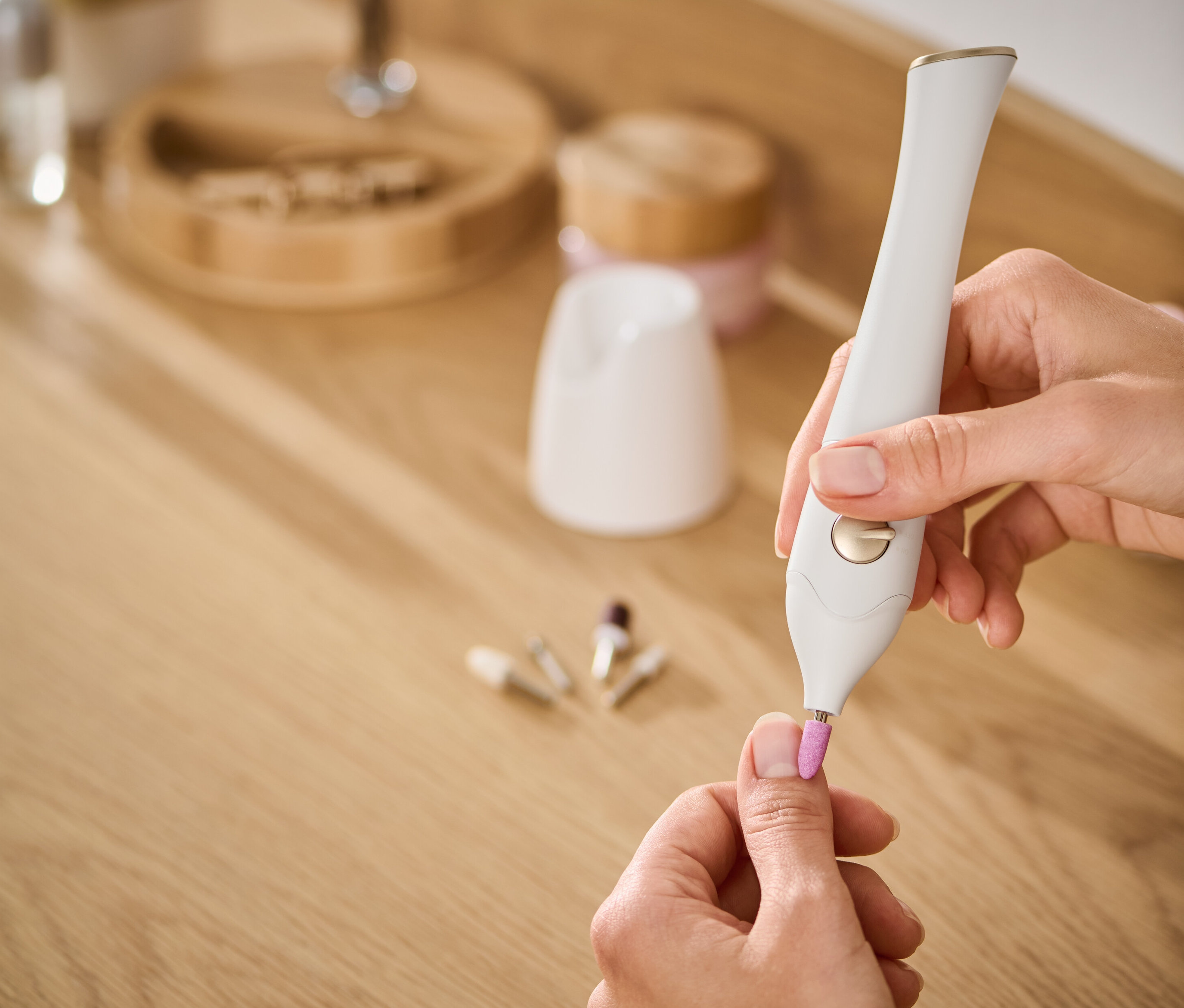 Kadın, tırnakları için 5'i 1 arada manikür pedikür seti kullanıyor.