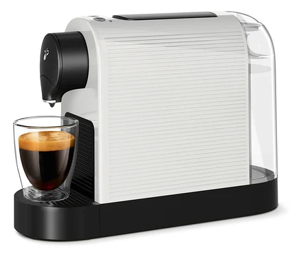 Beyaz Cafissimo pure+ kahve makinesi bir bardağı kahveyle dolduruyor.