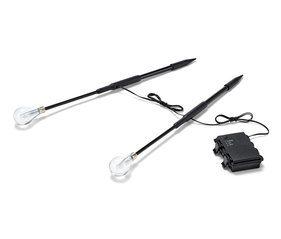 Beyaz bir arka plan üzerinde iki adet LED ışık çubuğu ve siyah bir pil kutusu.