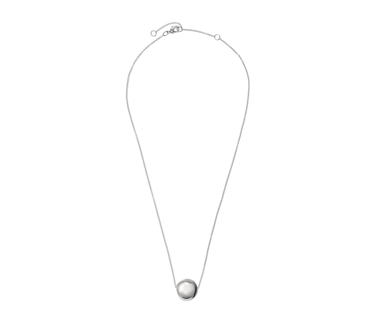 Ortasında küre bulunan gümüş kolye.