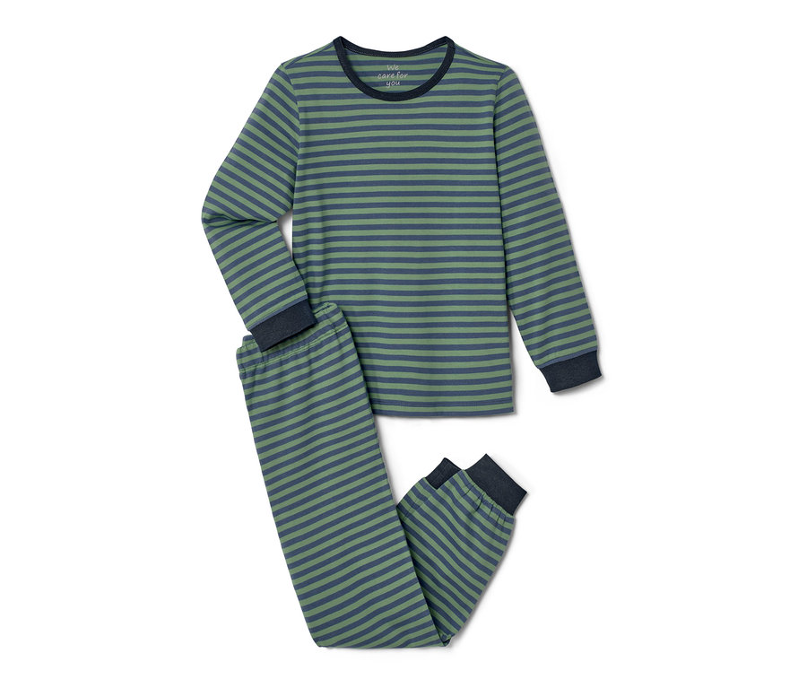 Çizgili, yeşil ve mavi renkli 2 Adet Küçük Çocuk Pijama Takımı uzanmış.