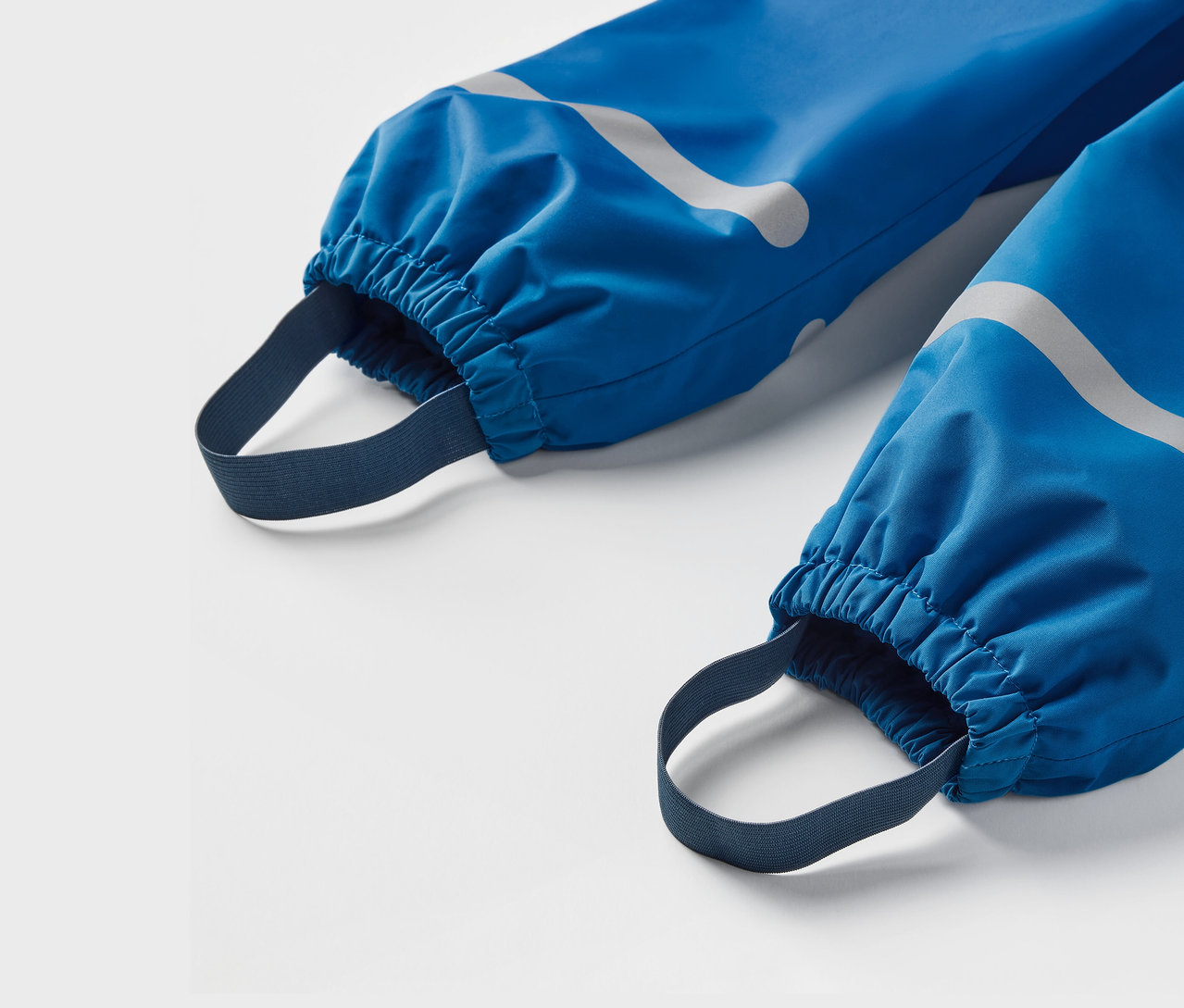 Mavi çocuk termal yağmur pantolonunun detayı.