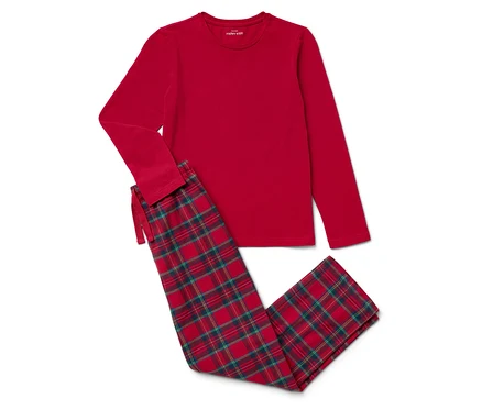 Kırmızı, uzun kollu bir pijama ve ekose desenli bir pantolon beyaz bir arka plan üzerinde duruyor.