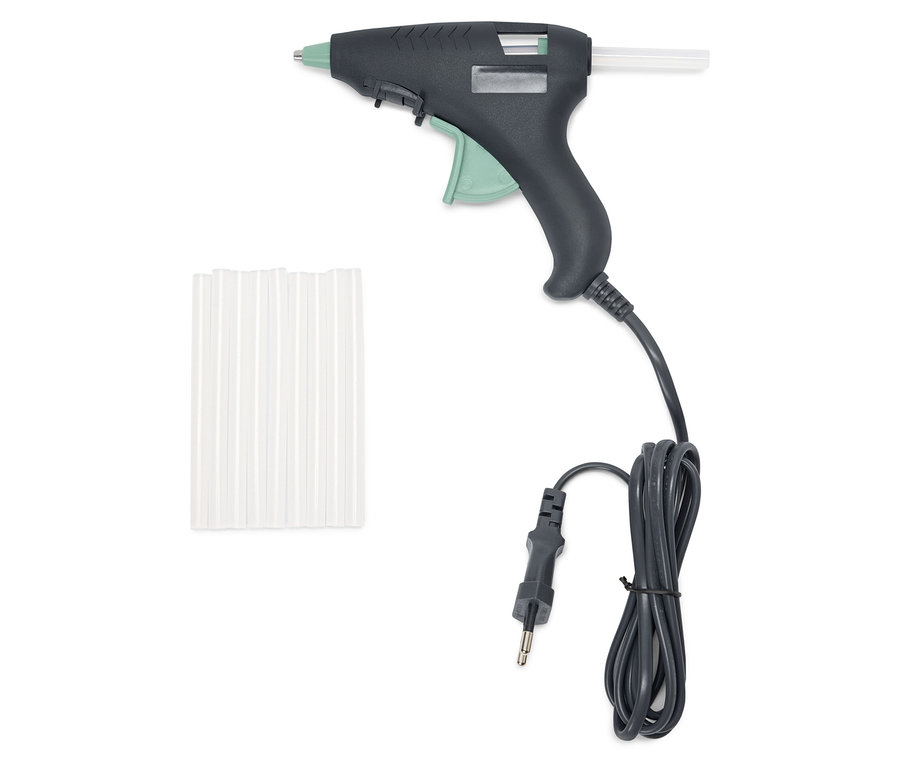 Gri-siyah bir tutkal tabancası ve bir yığın tutkal çubuğu.