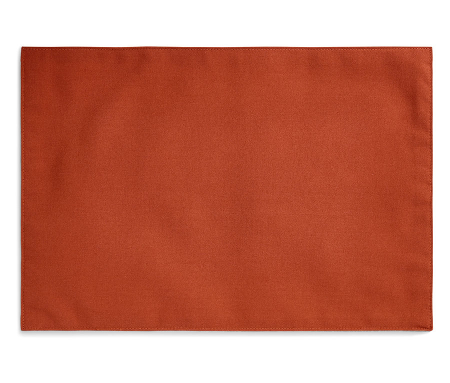 Dikişli kenarları olan turuncu Amerikan servisi.