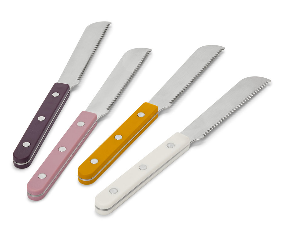 Renkli saplı dört tereyağı bıçağı çapraz şekilde düzenlenmiş.