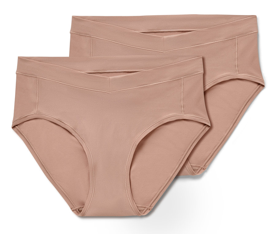 İki adet ten rengi, tek beden hipster külot üst üste duruyor.