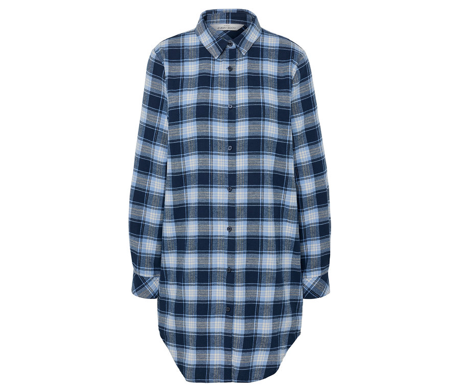 Mavi, gri ve beyaz kareli desene sahip uzun gömlek.