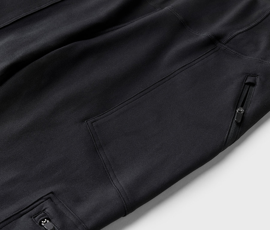 Fermuarlı cepli siyah pantolonun detay görünümü.