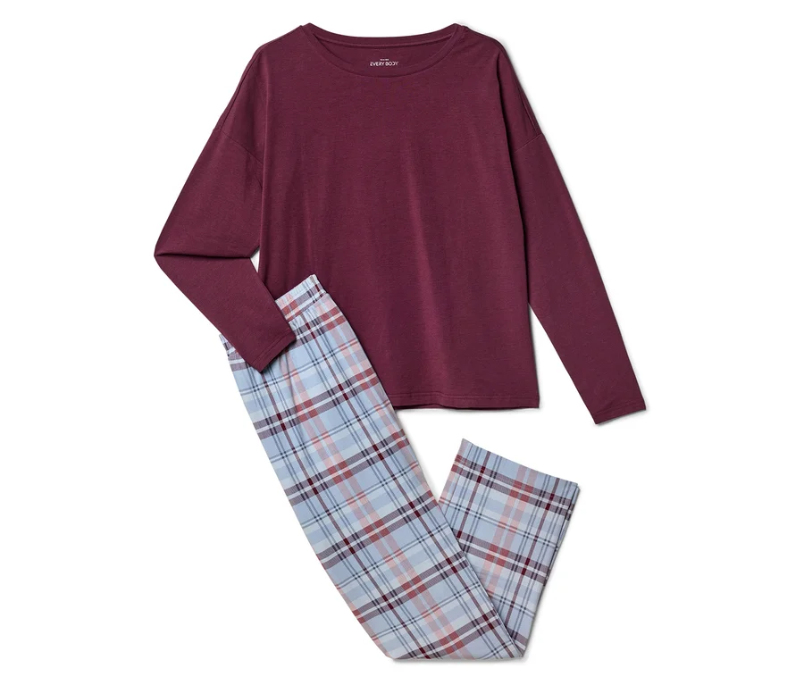 Bordo, uzun kollu bir üst ve açık mavi ekose pijama altı üst üste duruyor.