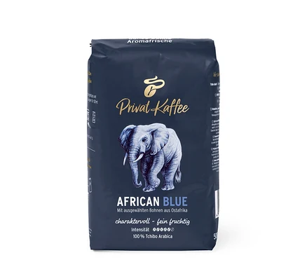 Bir paket Privat Kaffee African Blue - 500 g Çekirdek kahve. Paketin üzerinde bir fil resmi var.