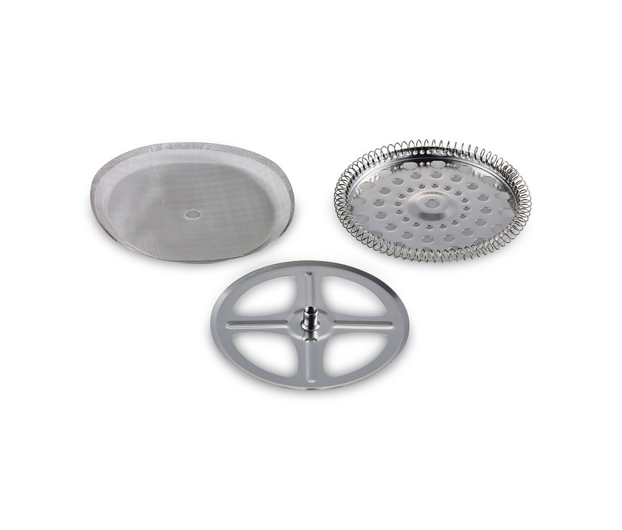 Bir French pressin parçaları: metal elek, yaylı bir disk ve saplı yuvarlak bir metal disk.