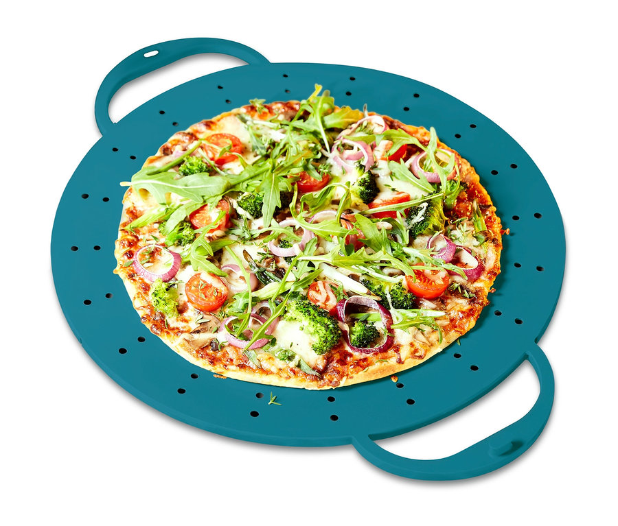 Brokoli ve domatesli pizza, mavi Çok Amaçlı Kapak üzerinde.