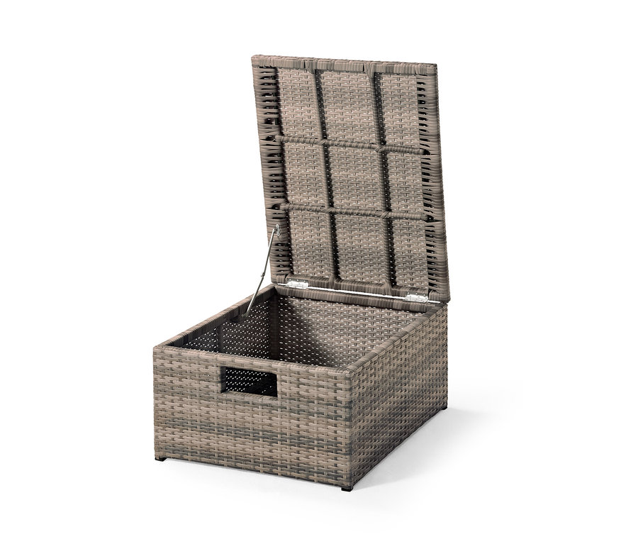 Açık duran, rattan görünümlü saklama sandığı.