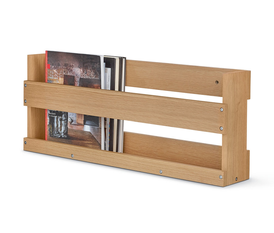 Kitaplıklı ahşap duvar rafı.