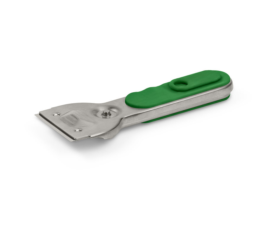 Beyaz arka planda yeşil saplı kazıma aleti.