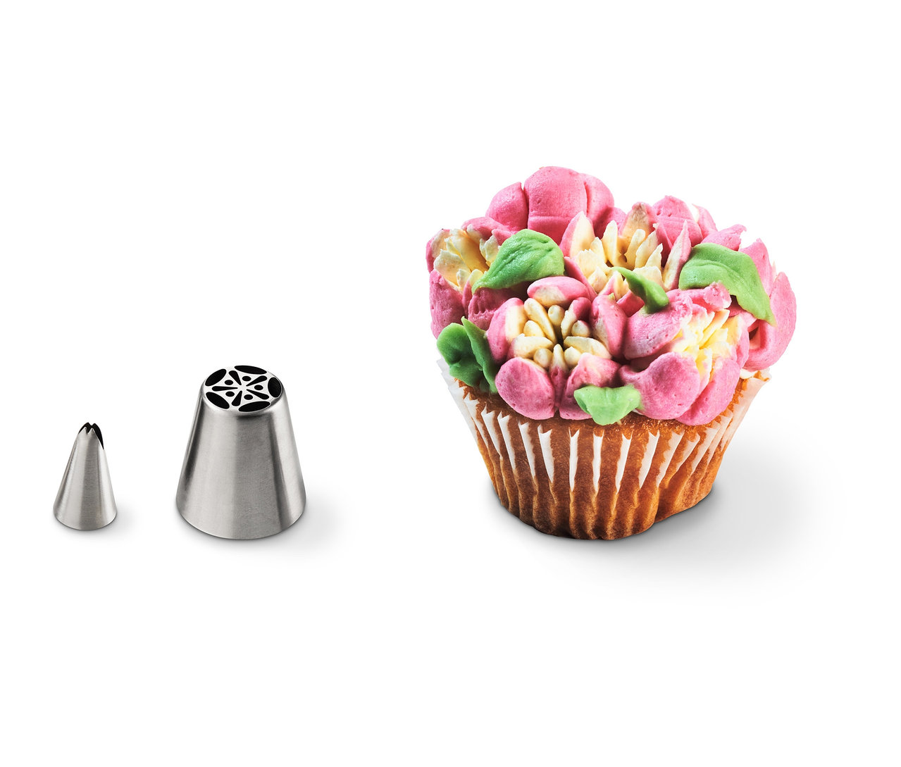 Çok Uçlu Sıkma Torbası Seti, süslenmiş kekin yanında.