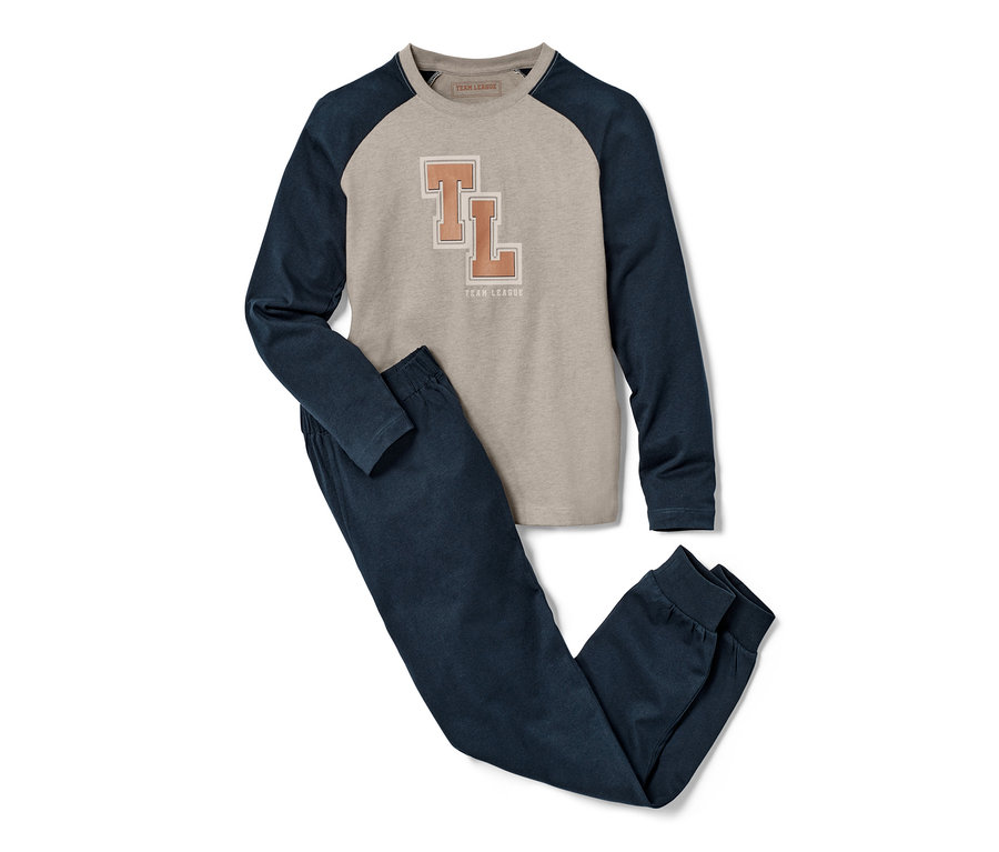 Bej rengi, uzun kollu, lacivert kollu ve lacivert uzun pantolonlu bir pijama takımı.