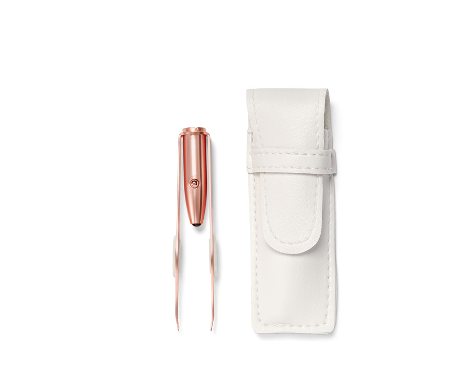 LED ışıklı cımbız ve beyaz bir kılıf beyaz bir arka plan üzerinde duruyor.