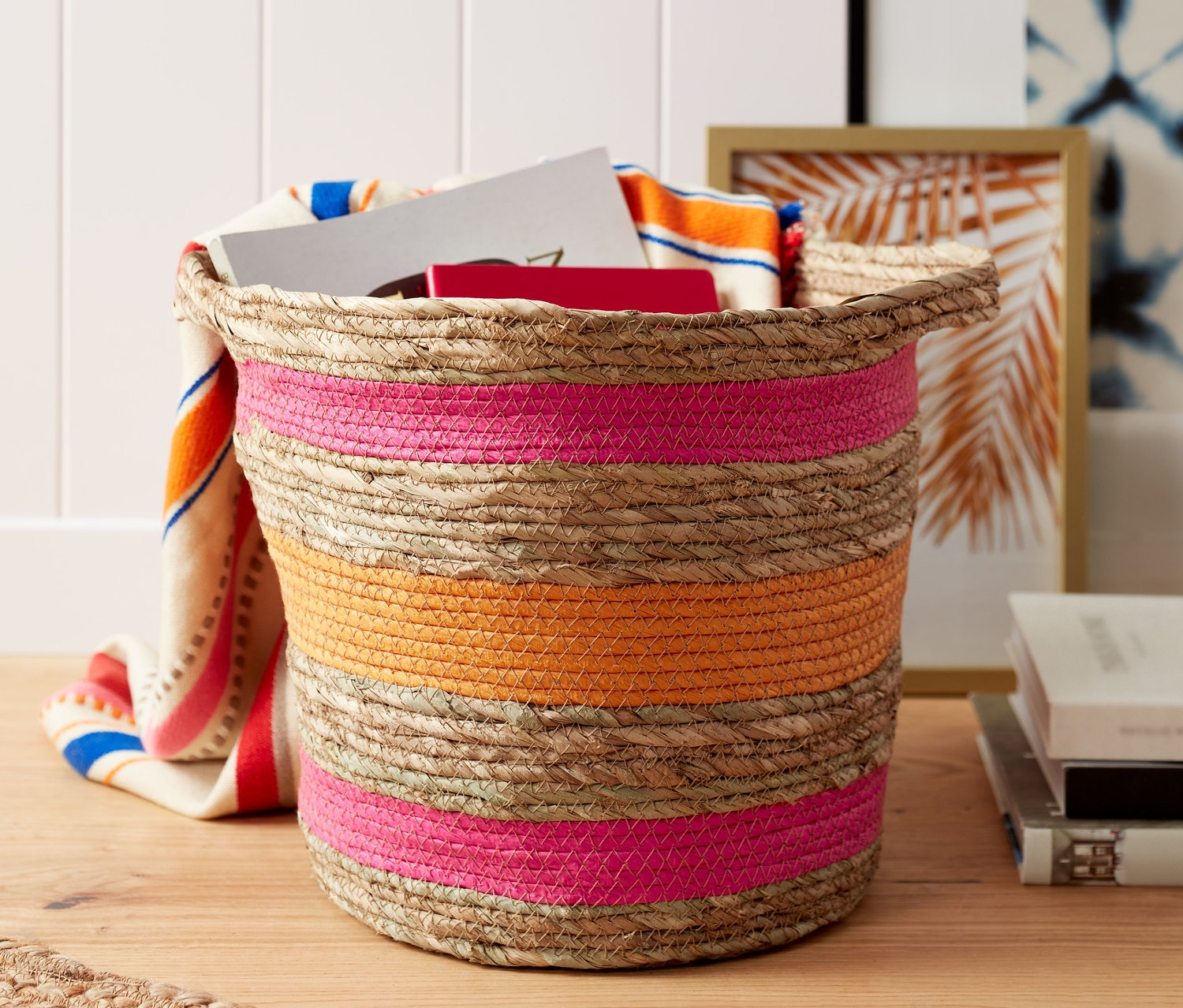 Pembe ve turuncu şeritli dekoratif sepet.
